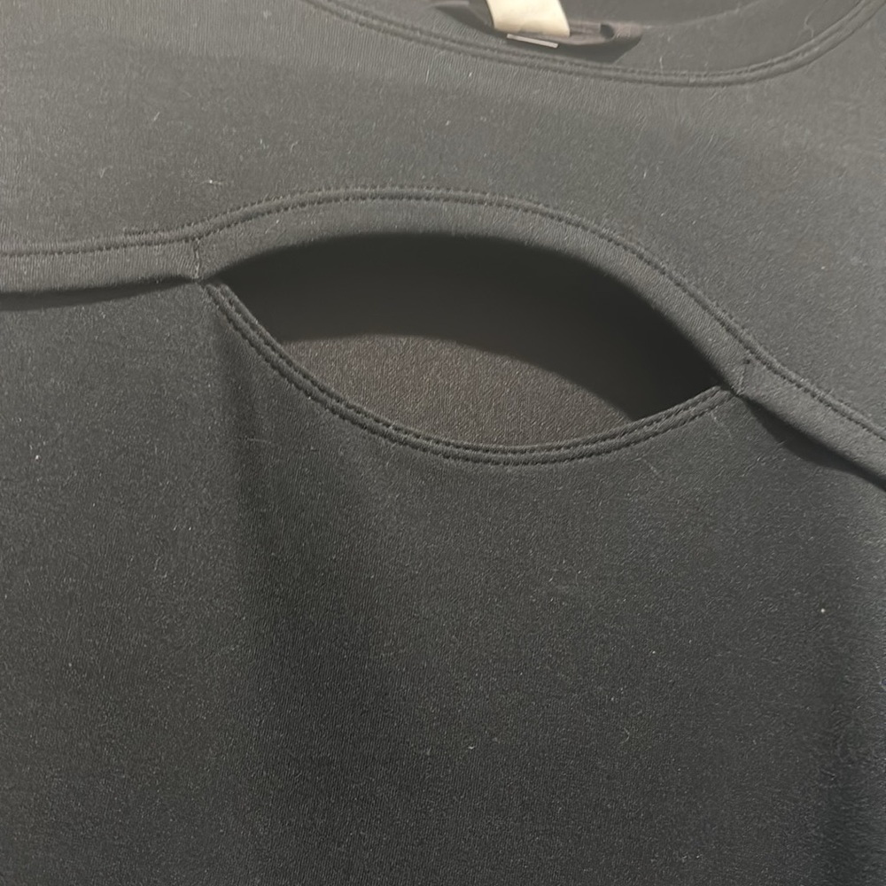 Cropped keyhole pullover - Picture 2 of 3